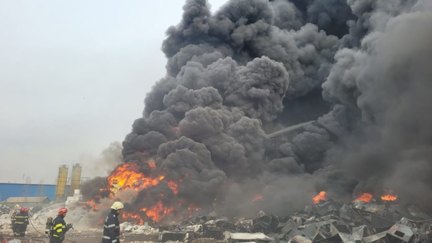 Buzău – incendiu depozit materiale reciclabile, mesaj RO-ALERT cetățenilor din zonă afectată