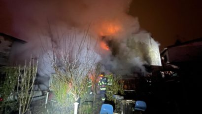 Incendiu la o casa si doua autoturisme pe strada Petrosani