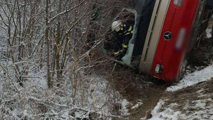 Plan rosu: Accident rutier, autocar cu 16 persoane, răsturnat