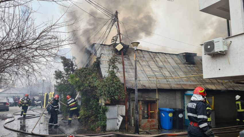 Incendiu produs la un garaj, in strada Lunca Barzesti