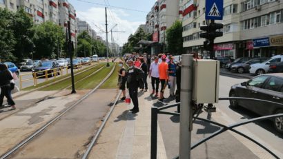 De ce așteptăm mai mult în stațiile de autobuz, tramvai sau troleibuz?