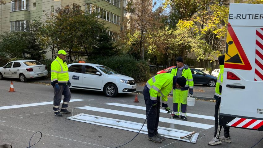 Se continuă marcarea trecerilor de pietoni, în sectorul 6