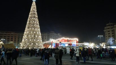 A început instalarea bradului de Crăciun din Piaţa Constituţiei