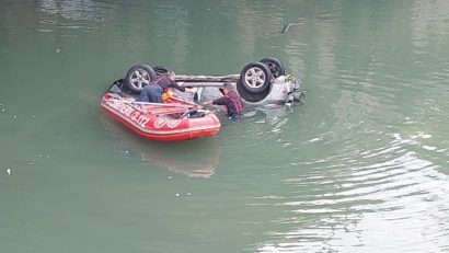 Autoturism cazut in raul Dambovita, zona Pod Ciurel