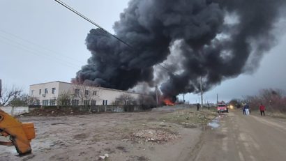 Incendiu in curtea unui operator economic din zona Soseaua de Centura