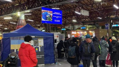 Informații în limbile ucraineană, engleză si română pe tv-screen, în Gara de Nord