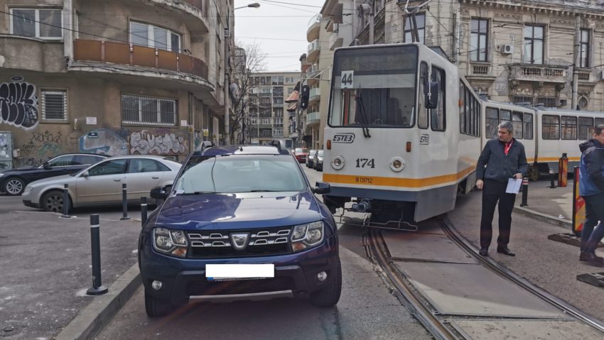 Tramvai blocat de o mașină parcată neregulamentar