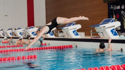 Swimathon București: 381 de oameni s-au întrecut în lungimi de bazin, pentru 25 de proiecte din comunitate