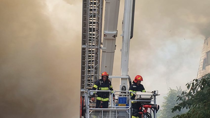 ISUBIF: Incendiu la mansarda unui bloc in Popesti Leordeni