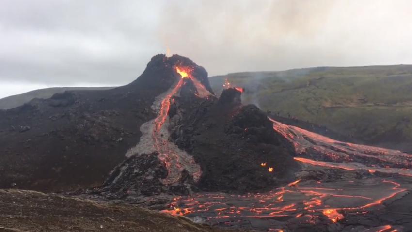 Noua erupţie vulcanică din Islanda atrage mii de turişti curioşi