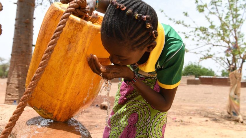 UNICEF: Un număr tot mai mare de copii suferă din cauza valurilor de caniculă!