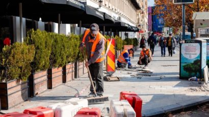 Se refac trotuarele de la Piața Unirii, pe strada Halelor