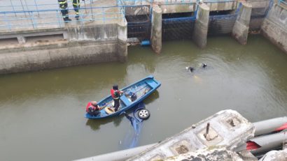 O mașină a căzut în Lacul Floreasca din București!