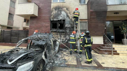 O maşină a luat foc pe strada Aron Cotruș