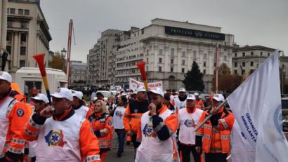 Angajații serviciilor de ambulanță au ieșit astăzi în stradă; mesajul „Protest național”