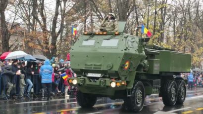 VIDEO: Peste 1.500 de militari şi specialişti participă la parada militară din Piaţa Arcului de Triumf