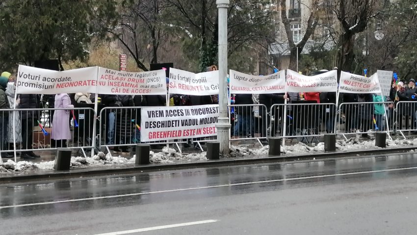 Locuitorii cartierului Greenfield au protestat în fața Primăriei Capitalei