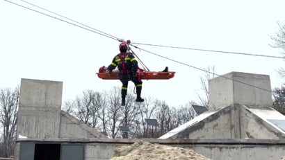 VIDEO: Exercițiu demonstrativ de salvare a persoanelor surprinse în medii ostile vieții si tehnici de alpinism