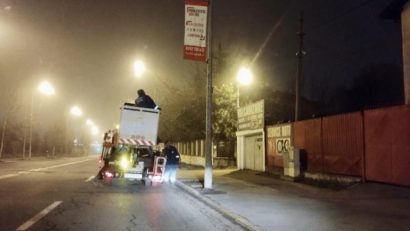 Primăria Capitalei demontează steagurile de publicitate montate ilegal pe stâlpi