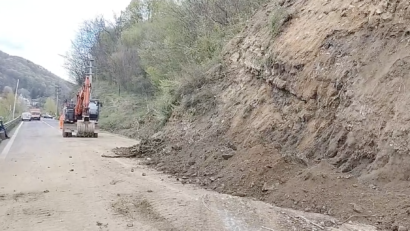 Traficul pe centura staţiunii Călimăneşti, oprit din nou din cauza căderilor de pietre de pe versanţi