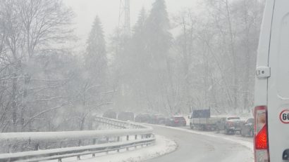 Se circulă în condiții de iarnă pe mai multe drumuri din țară!