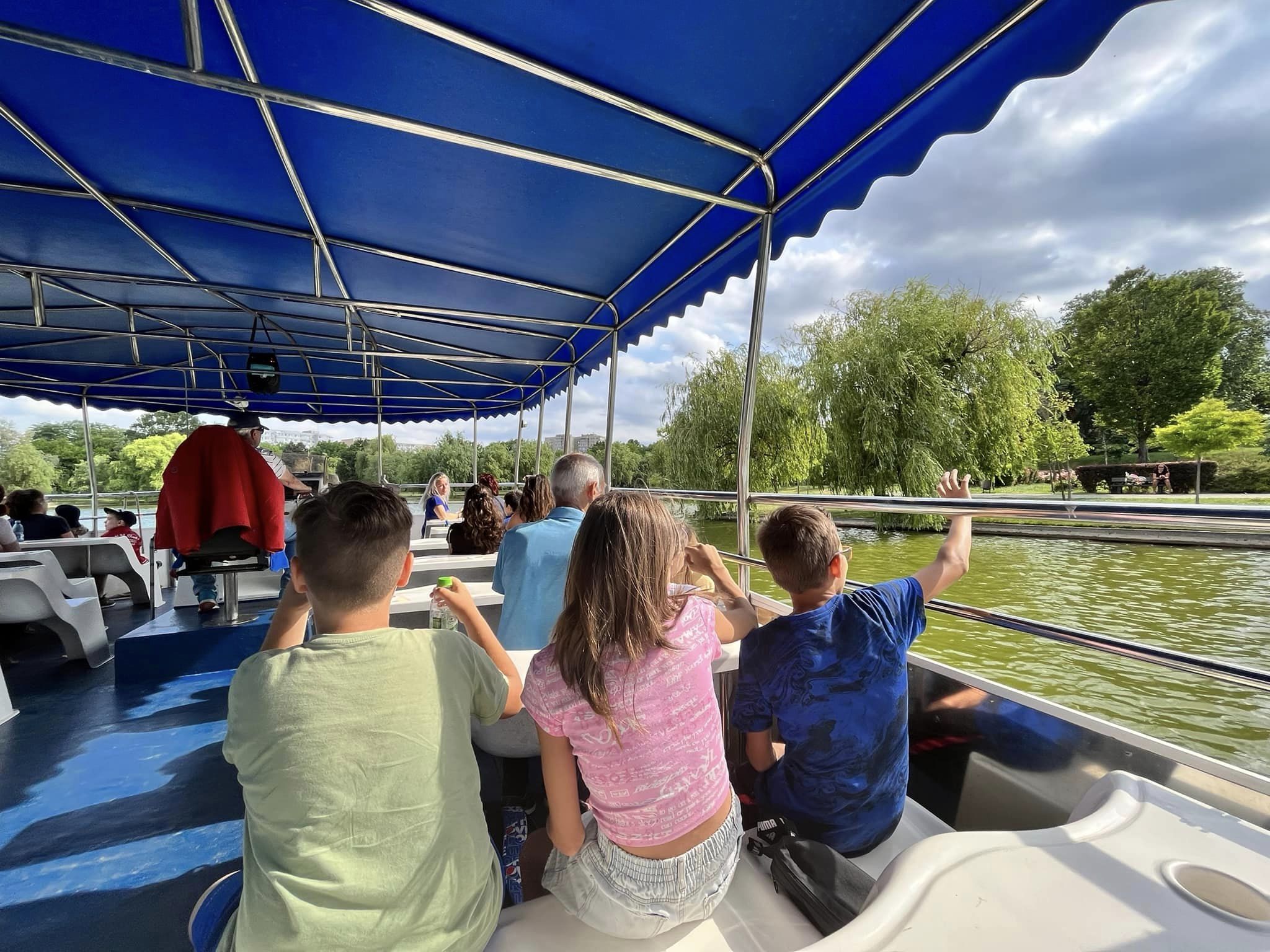 Plimbare cu vaporașul pe lacul din Parcul IOR