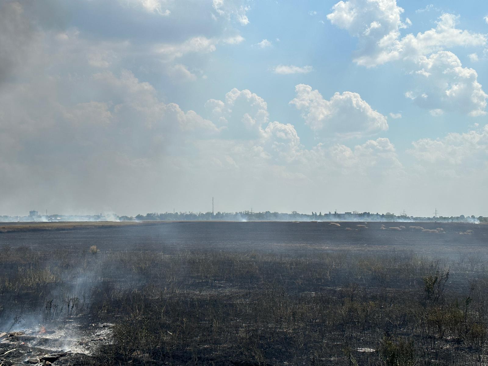 Emisiile incendiului dintre Bragadiru şi Măgurele nu depăşesc pragurile maxim admise ale calităţii aerului