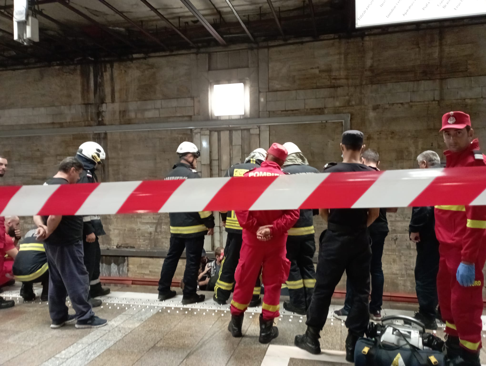 Circulaţia trenurilor de metrou este blocată de un protestatar în staţia Piaţa Unirii