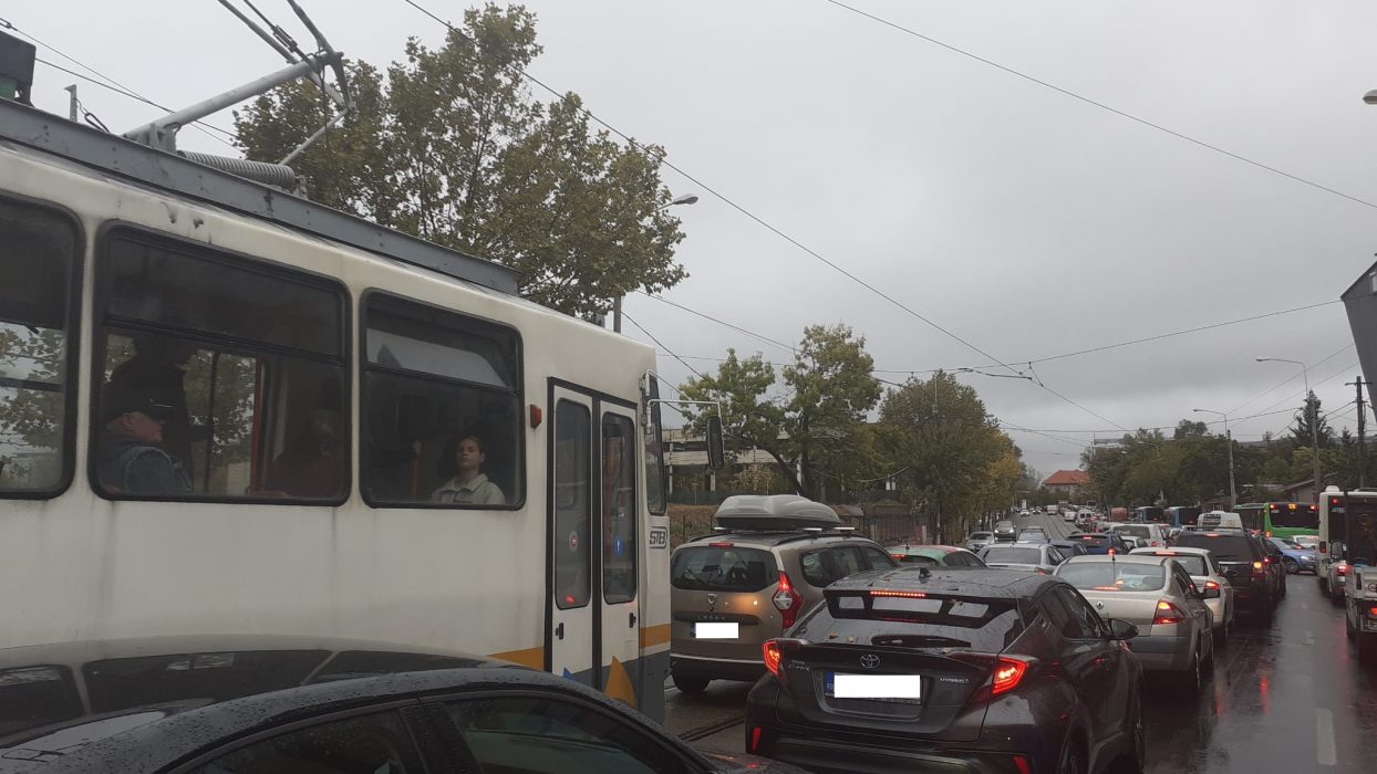 Circulație blocată pe Calea Giulești