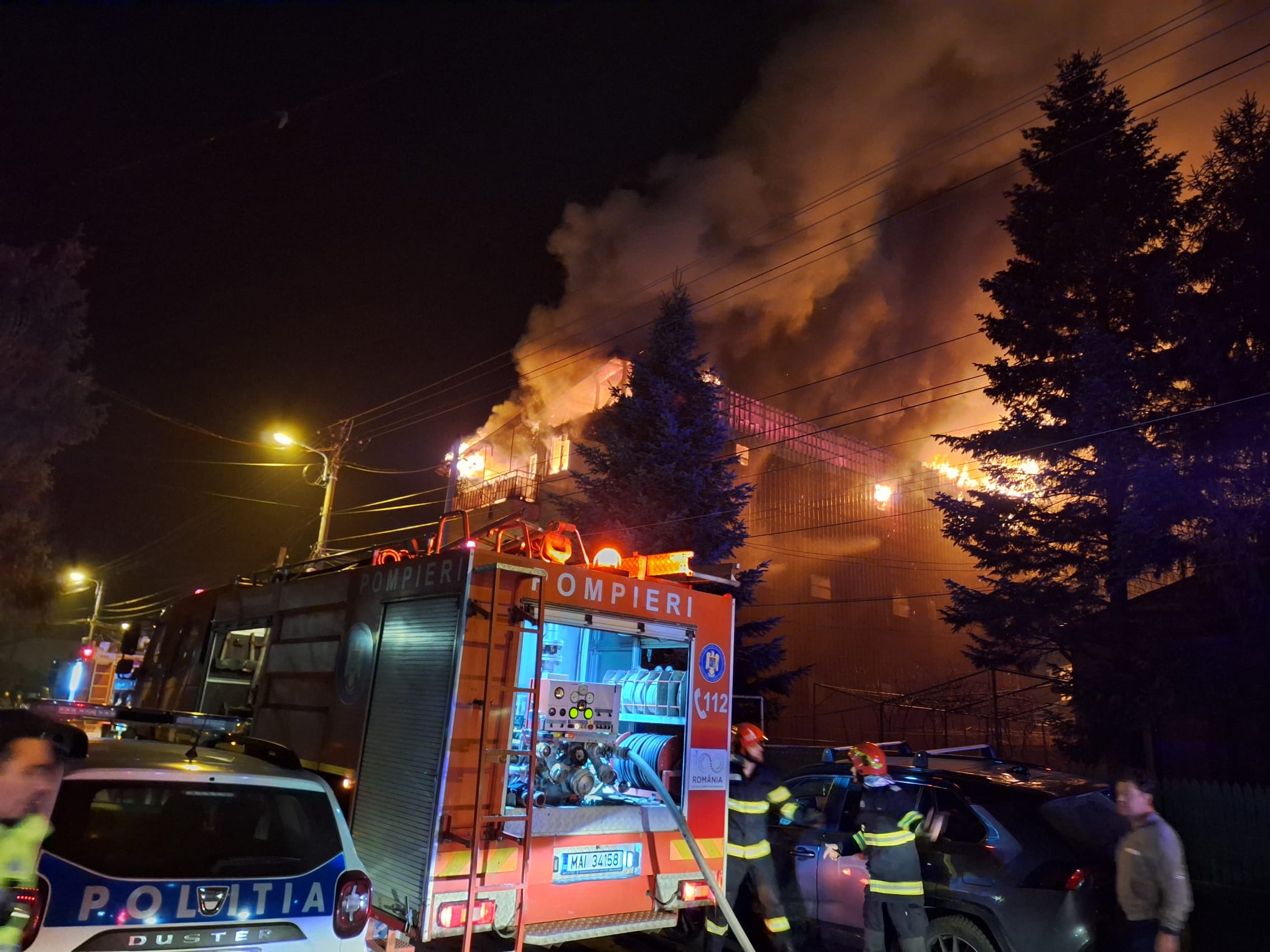 Explozie urmată de incendiu la un imobil P+2E+M, situat pe strada Ogradei din sectorul 5