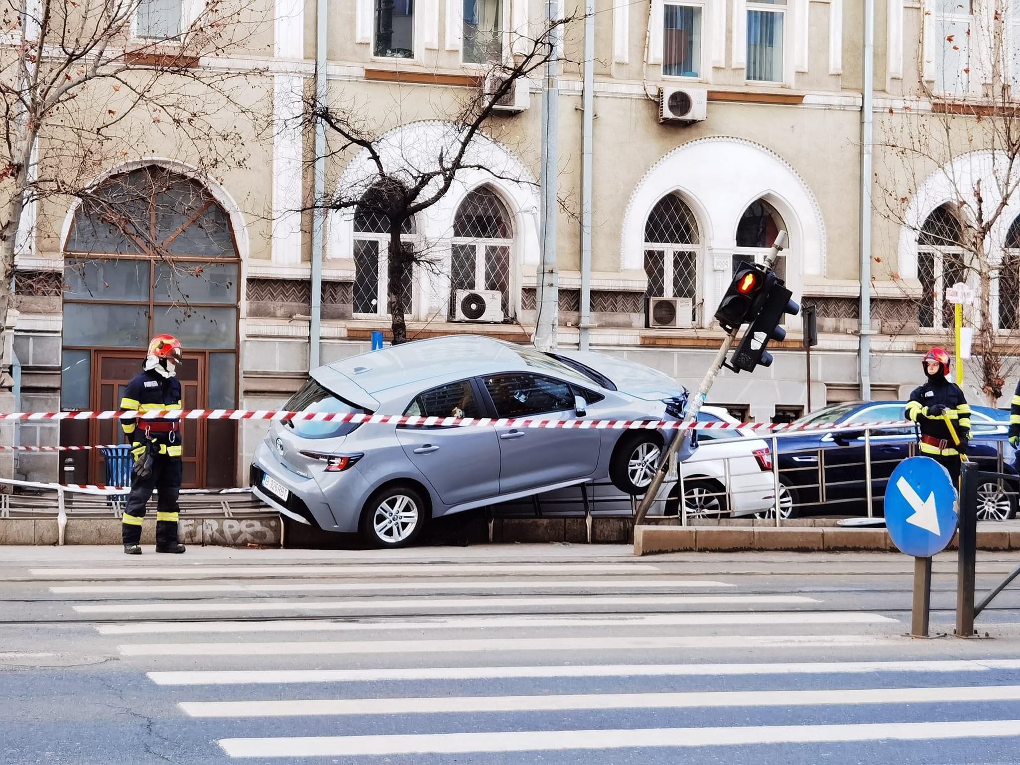 Grav accident de circulaţie pe Șoseaua Ștefan cel Mare! O mașină a ajuns în stația de tramvai, peste bara de protecție!  