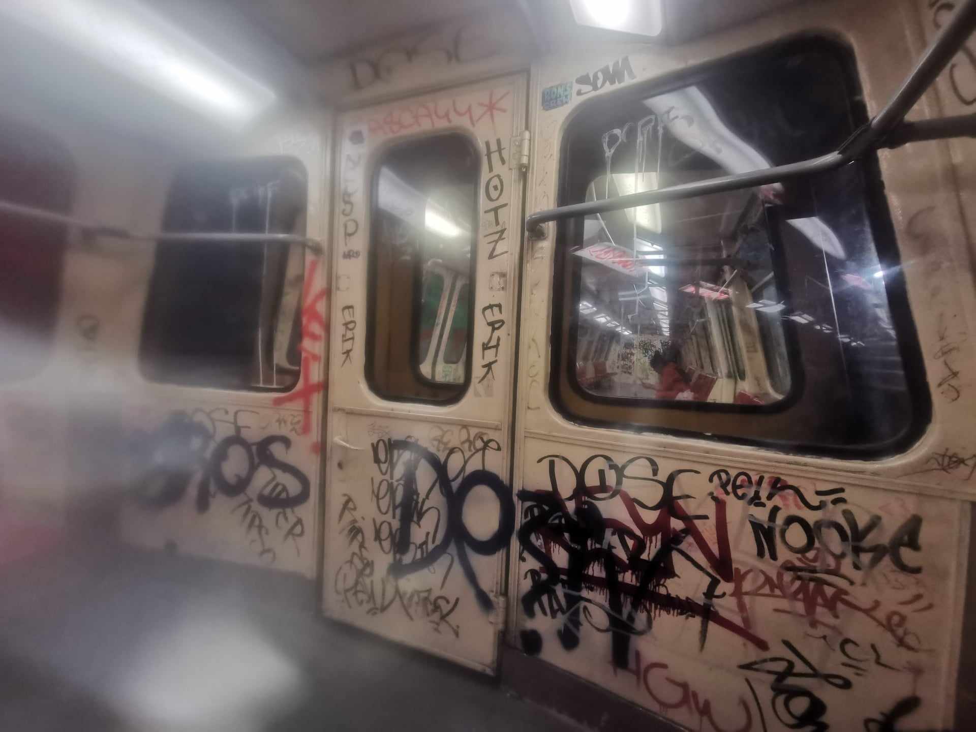 Jos desenele graffiti!