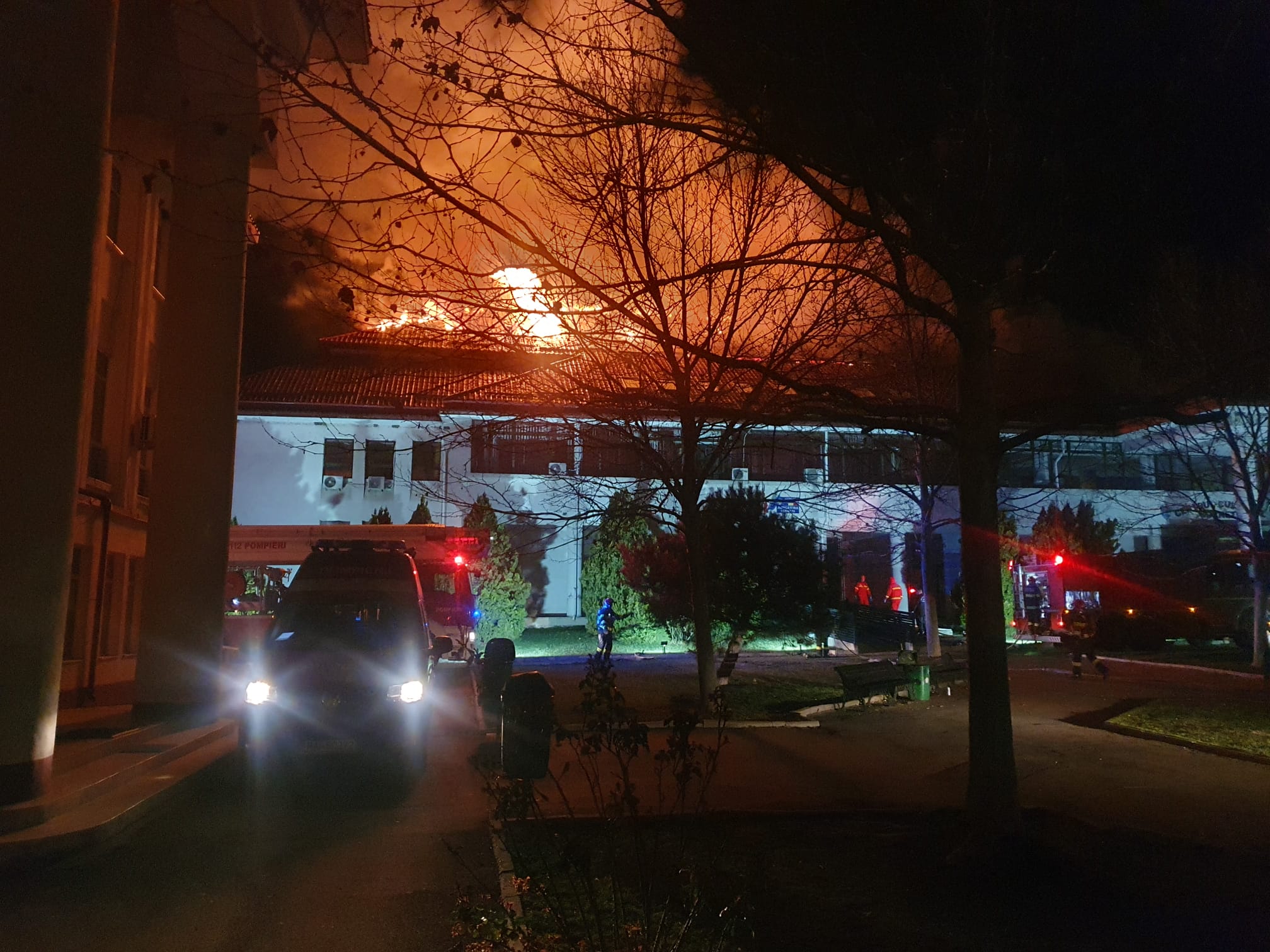 ISU B-If: Incendiu la Centrul Cultural și Judecătoria Cornetu