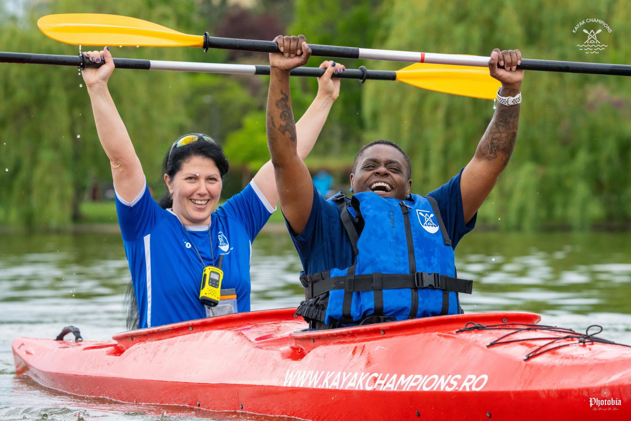 Kayak Champions: Legătură puternică între SUA și România: Sportivi paralimpici din cele două țări s-au întâlnit într-un parc din Capitală și au făcut schimb de experiență