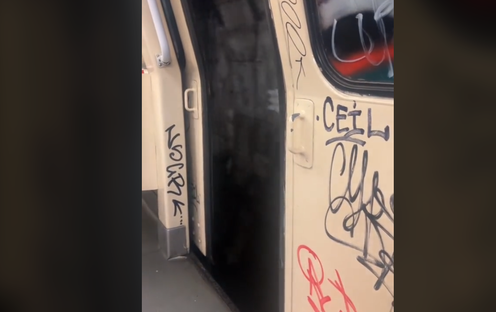 Tren de metrou surprins când circula cu ușile deschise