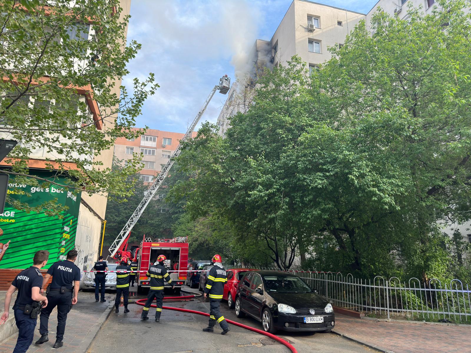 Pompierii intervin pentru stingerea unui incendiu produs la un imobil de tip P+8, pe Bulevardul 1 Decembrie 1918, municipiul București