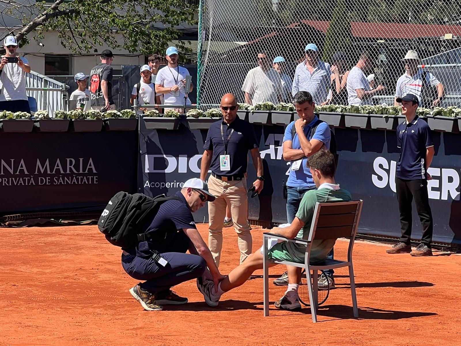 Cel care l-a surclasat pe Djokovic anul acesta a încheiat meciul de la ATP Țiriac Open într-un picior. Abandon surprinzător al unui jucător și rezultatul obținut de românul aflat în calificări