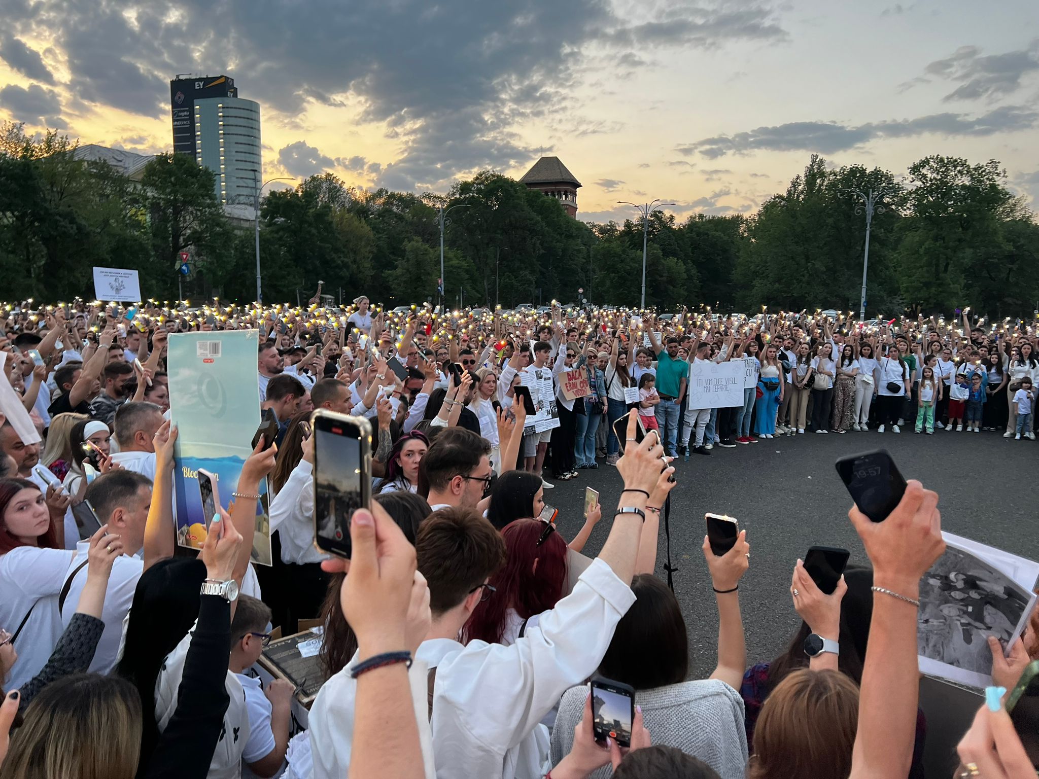 Protest în Piața Victoriei în memoria tinerilor uciși în accidentul de la 2 Mai