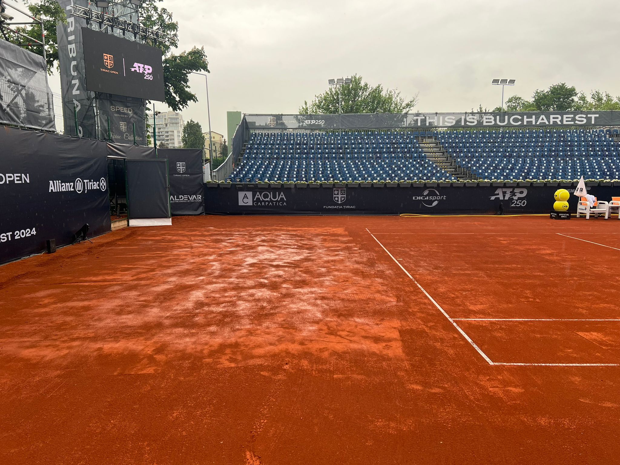 Zi neplăcută la ATP Țiriac Open, acolo unde ploaia a împiedicat desfășurarea normală a meciurilor. Doi români, eliminați din competiție