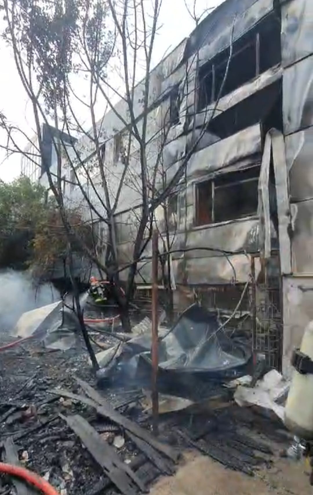 ISU B If: Incendiu produs la fatada unei constructii S+P+2 etaje pe Str. Câmpul Mare