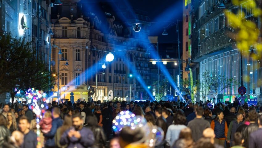 Ultimul weekend de „Străzi deschise” – Festivalul  Internațional al Luminii va anima Calea Victoriei cu proiecții și instalații interactive