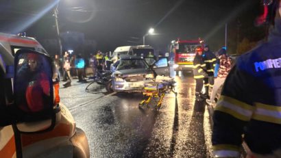 Accident între un autoturism şi un microbuz cu 22 de pasageri; a fost activat Planul Roşu de Intervenţie