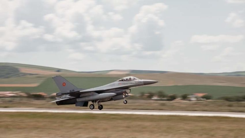 MApN: Alte trei aeronave F-16, achiziţionate de România, au aterizat în Baza 71 Aeriană