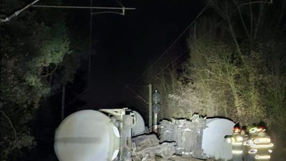 IGSU- Accident feroviar cu o garnitură de tren ce transporta 27 de vagoane încărcate cu benzină