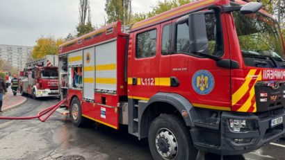 Incendiu cu degajari mari de fum intr-un bloc pe strada Rotunda