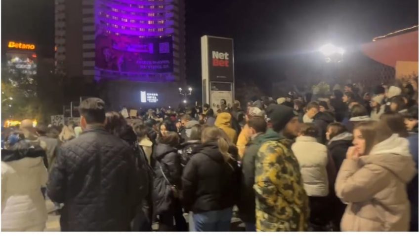 Protest în Piața Universității după ce Călin Georgescu a câștigat primul tur al alegerilor prezidențiale