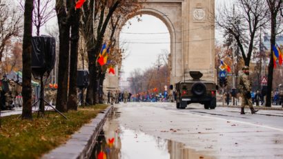 Mii de oameni la Parada Militară Naţională din Bucureşti