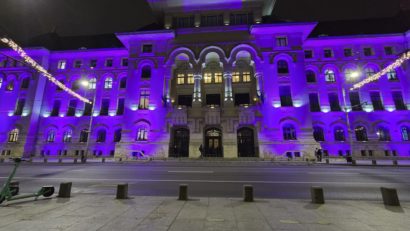 Mai multe clădiri din București, iluminate în culoarea violet