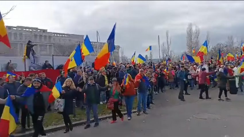 Protest al susținătorilor lui Călin Georgescu în fața Curții Constituționale