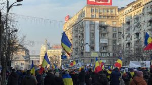 Ceferişti, rezervişti, poliţişti, mineri, silvicultori şi pensionari protestează în faţa Guvernului